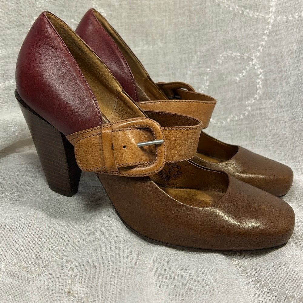 Fossil leather stacked heel buckle shoes